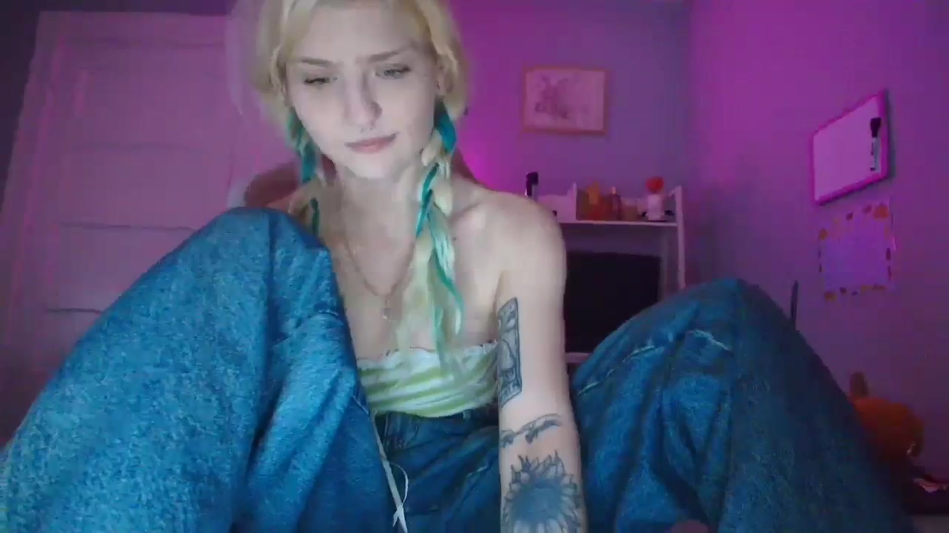 Gallery image thumbnail from DuckChan0's myfreecams stream on, 09/07/2025, 16:22 image 15 of 20