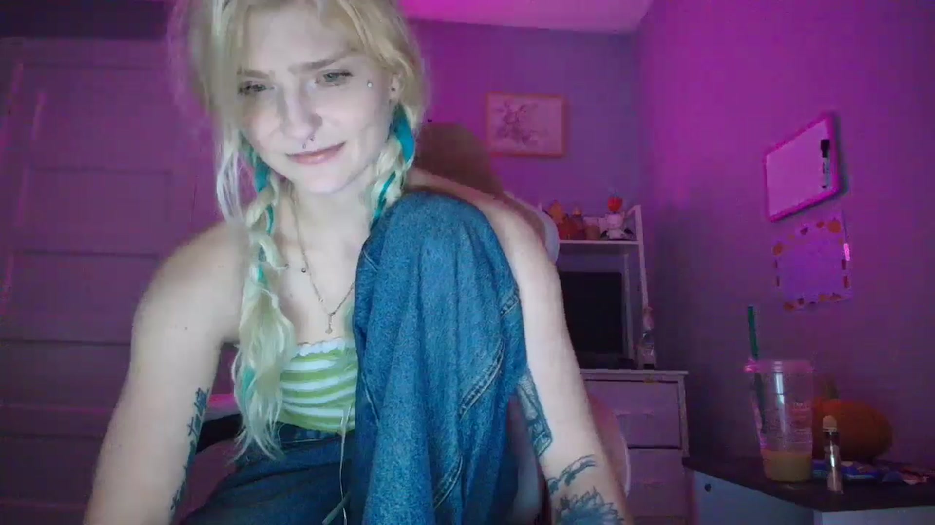 Gallery image thumbnail from DuckChan0's myfreecams stream on, 09/07/2025, 16:22 image 9 of 20