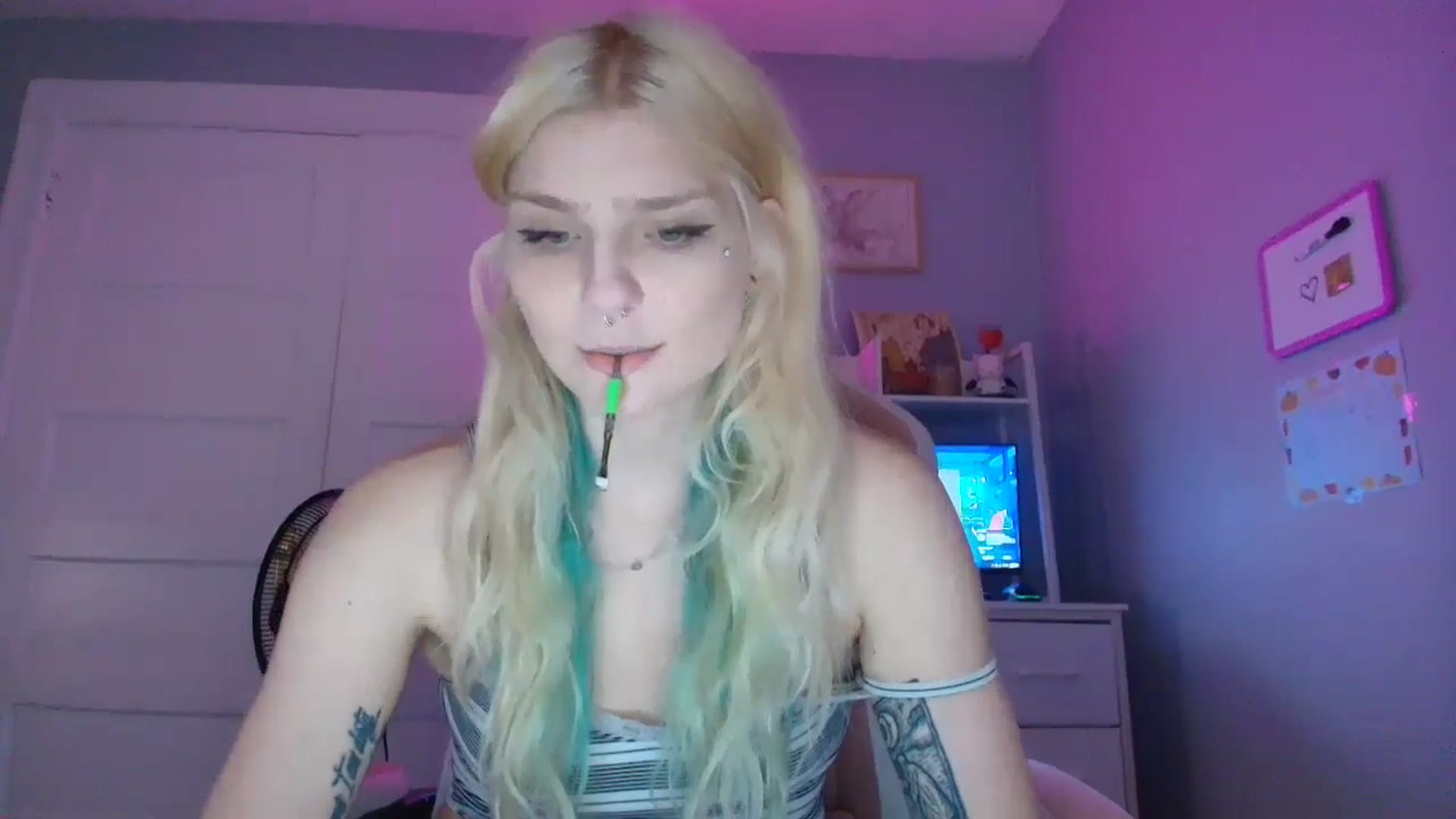 Gallery image thumbnail from DuckChan0's myfreecams stream on, 09/16/2025, 18:17 image 14 of 20
