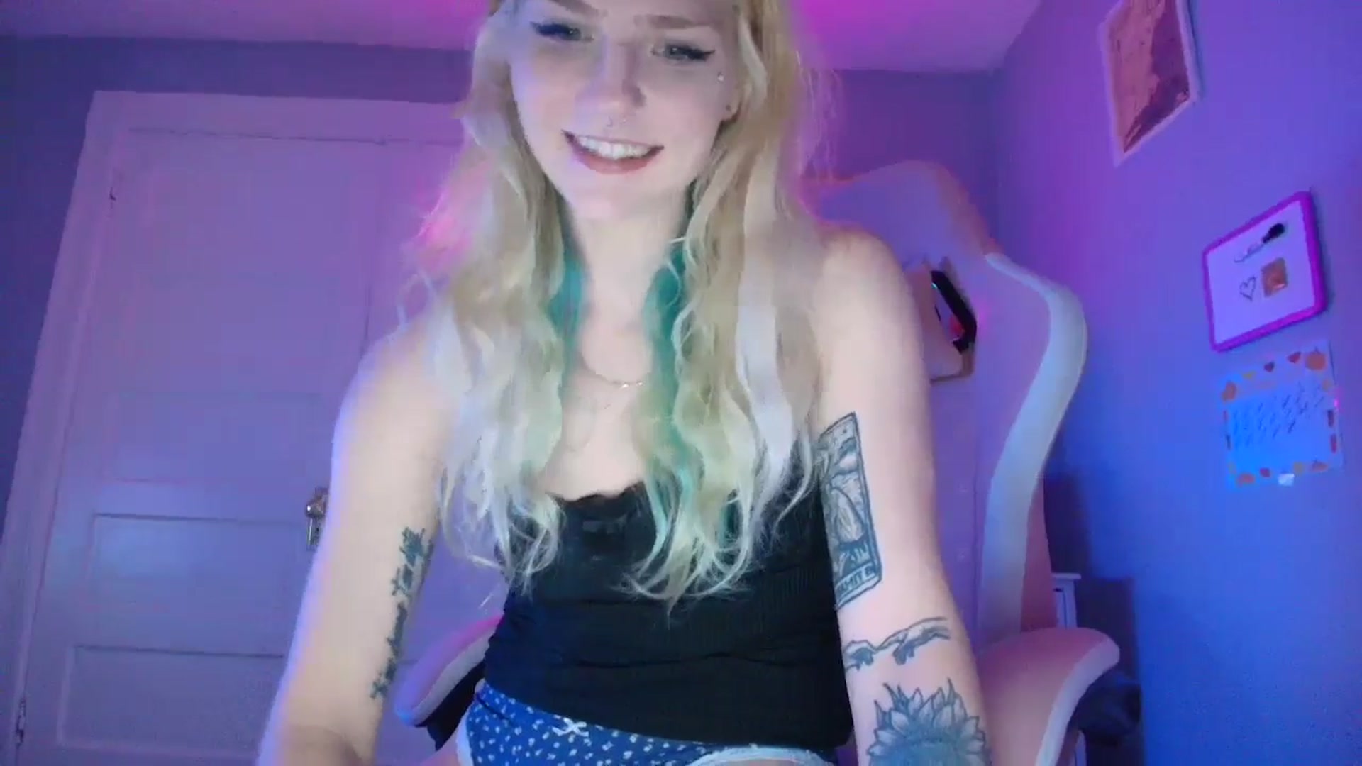 Gallery image thumbnail from DuckChan0's myfreecams stream on, 09/21/2025, 20:36 image 11 of 20
