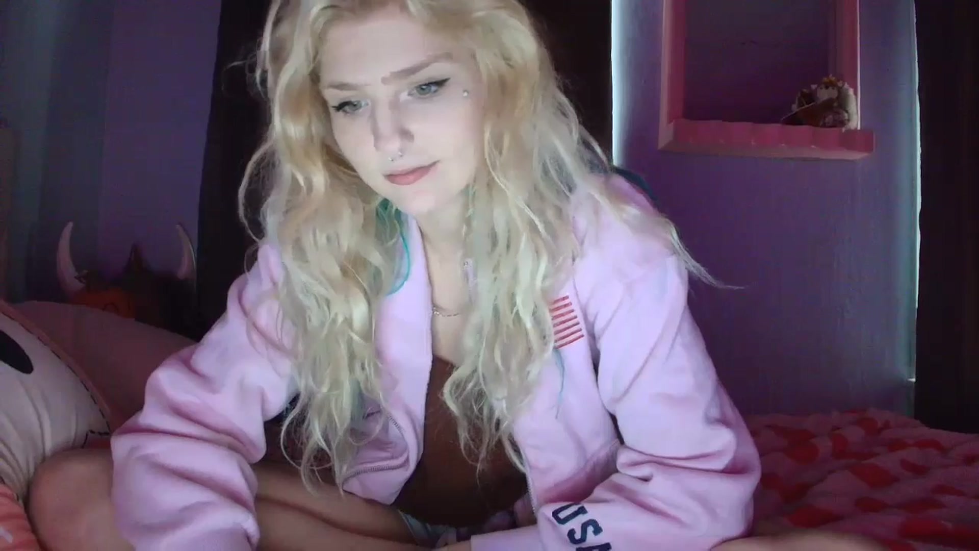 Gallery image thumbnail from DuckChan0's myfreecams stream on, 09/24/2025, 15:42 image 13 of 20