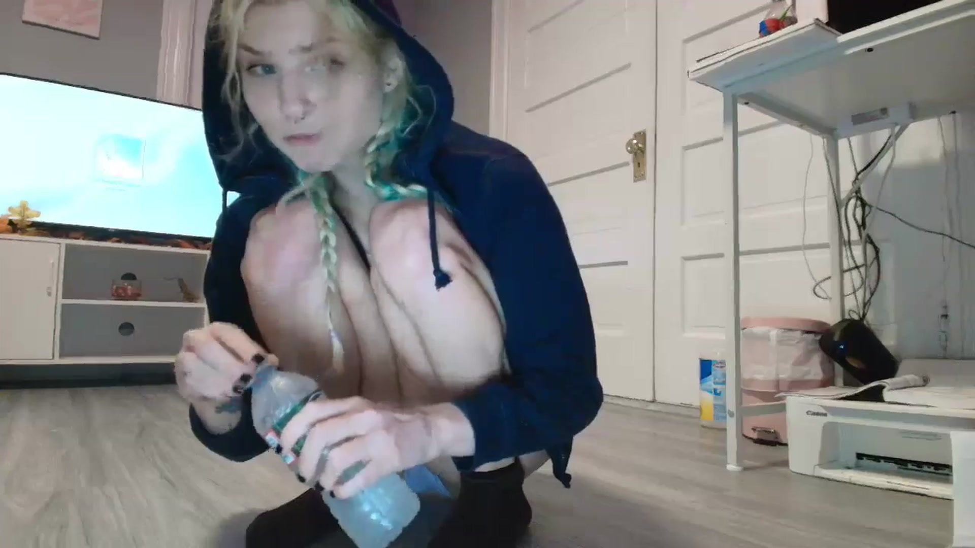 Gallery image thumbnail from DuckChan0's myfreecams stream on, 09/25/2025, 18:01 image 14 of 20
