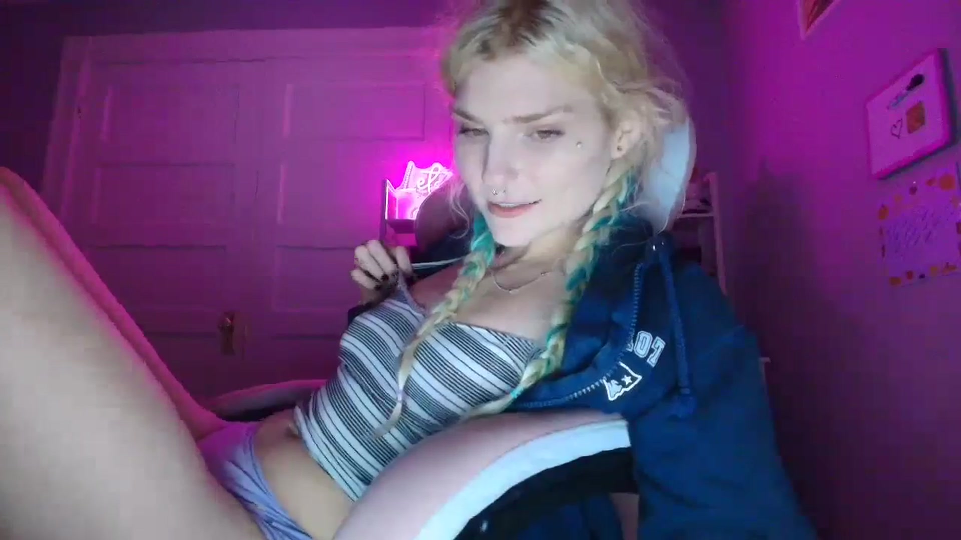 Gallery image thumbnail from DuckChan0's myfreecams stream on, 09/25/2025, 19:12 image 14 of 20
