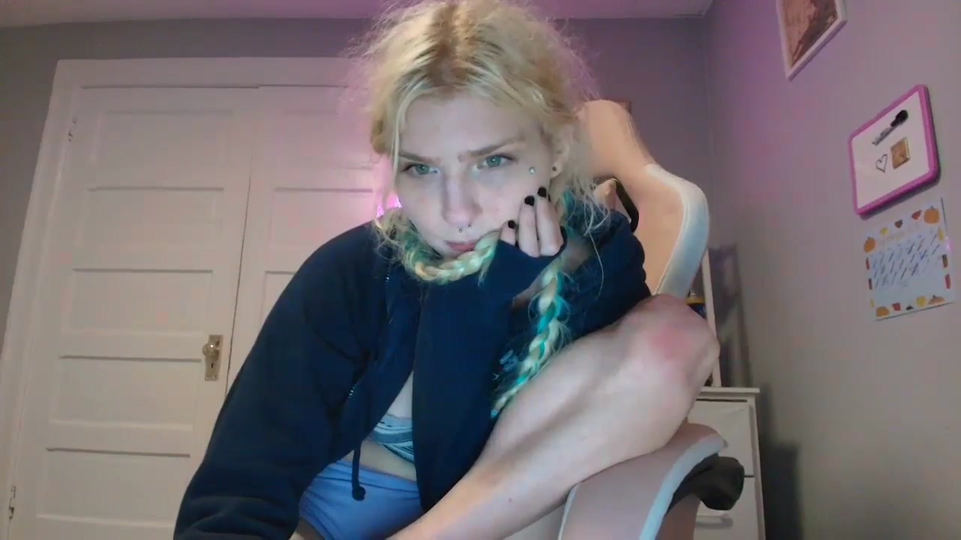Gallery image thumbnail from DuckChan0's myfreecams stream on, 09/25/2025, 19:12 image 4 of 20