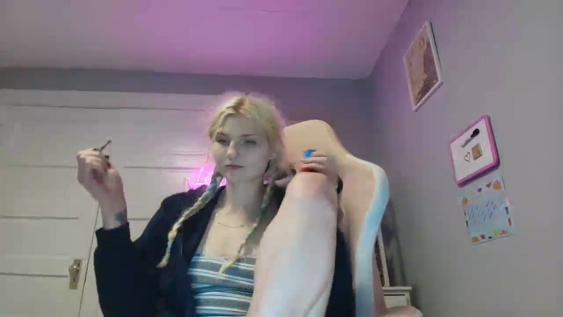 Gallery image thumbnail from DuckChan0's myfreecams stream on, 09/25/2025, 19:12 image 3 of 20