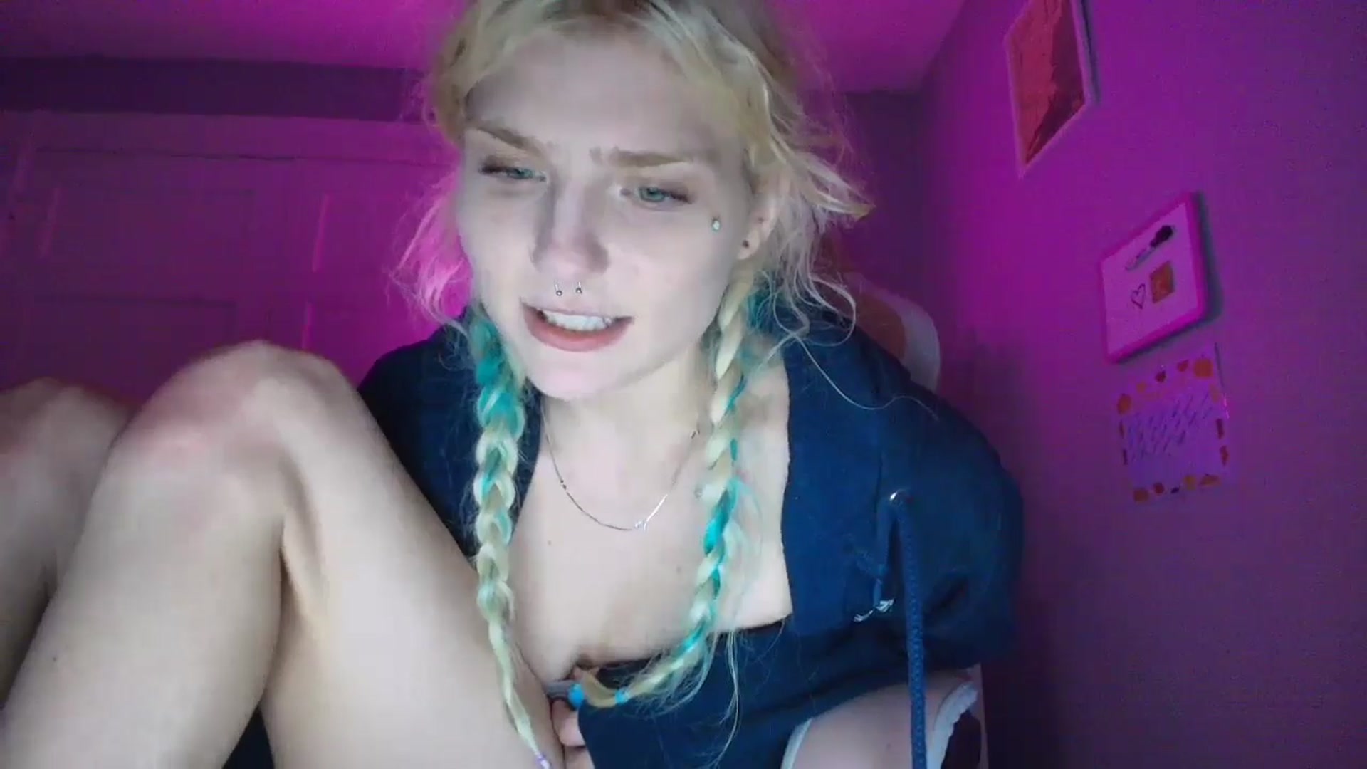 Gallery image thumbnail from DuckChan0's myfreecams stream on, 09/25/2025, 19:12 image 17 of 20