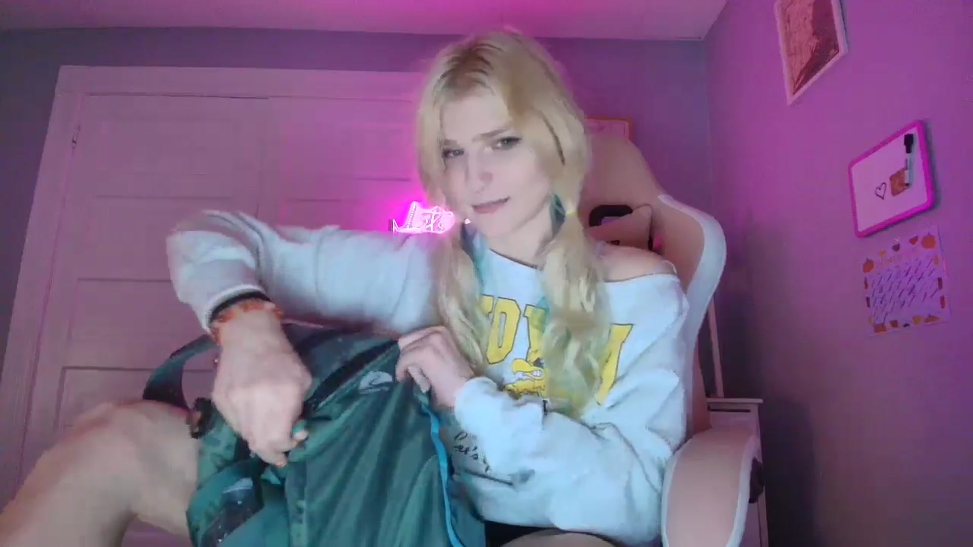 Gallery image thumbnail from DuckChan0's myfreecams stream on, 09/30/2025, 17:19 image 6 of 20