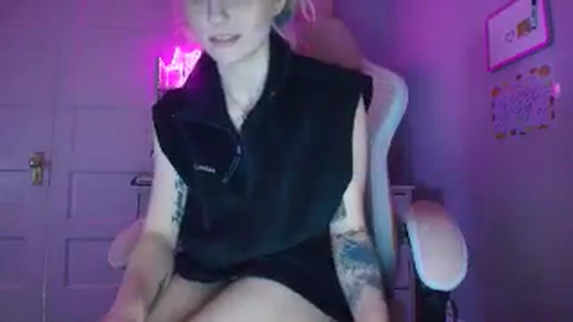 Gallery image thumbnail from DuckChan0's myfreecams stream on, 10/01/2025, 18:00 image 8 of 20