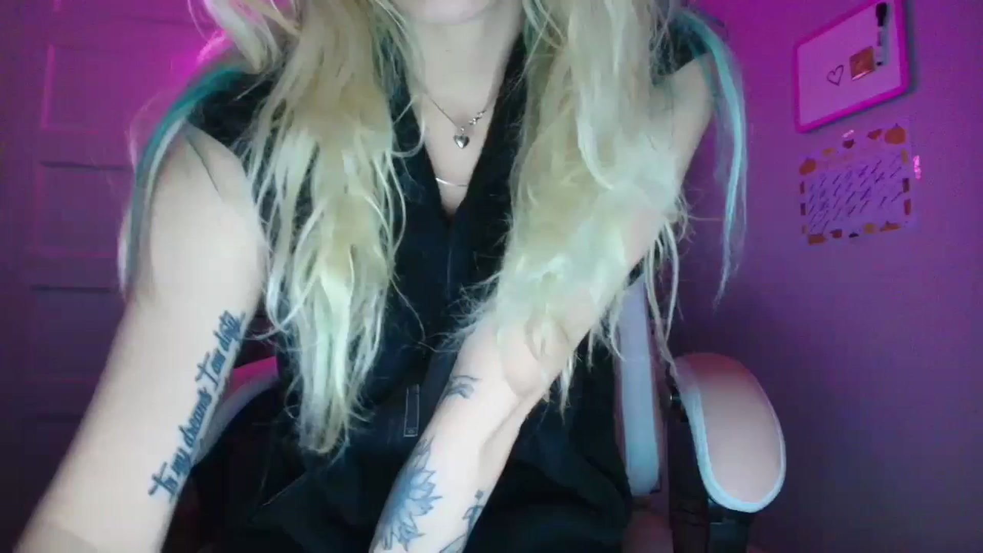 Gallery image thumbnail from DuckChan0's myfreecams stream on, 10/01/2025, 18:28 image 10 of 20