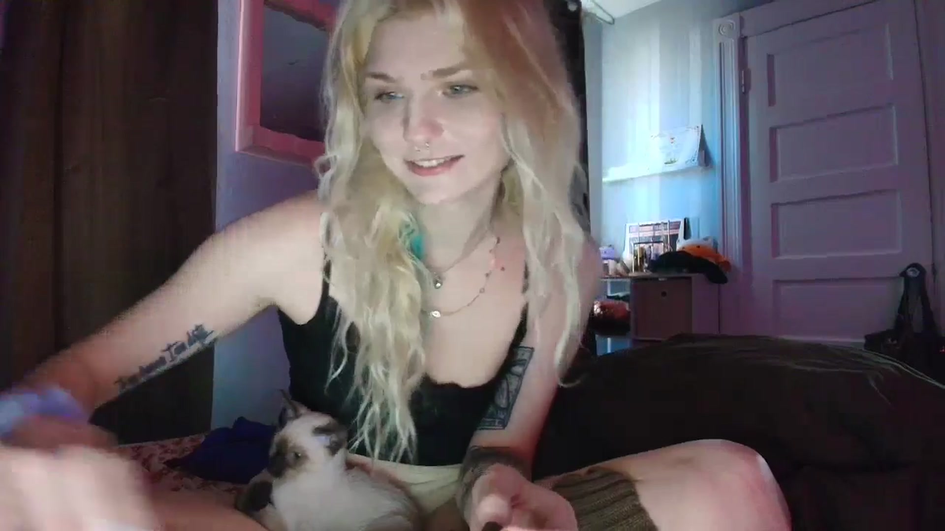 Gallery image thumbnail from DuckChan0's myfreecams stream on, 10/02/2025, 16:47 image 15 of 20
