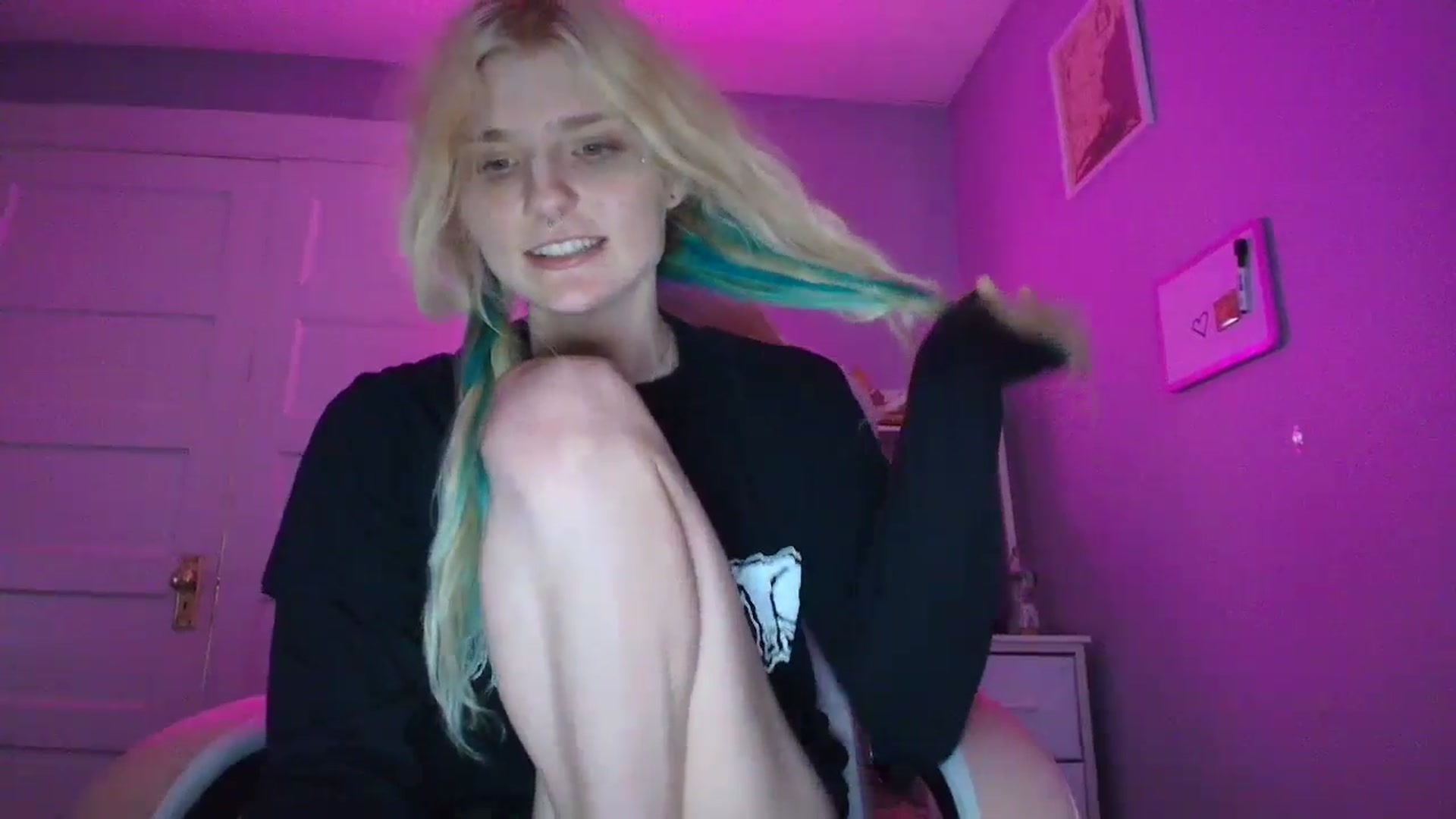Gallery image thumbnail from DuckChan0's myfreecams stream on, 10/03/2025, 18:52 image 16 of 20
