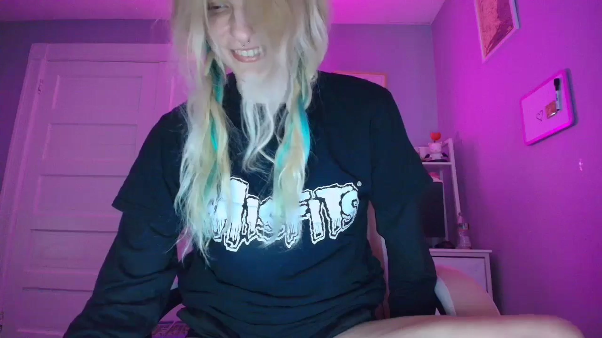 Gallery image thumbnail from DuckChan0's myfreecams stream on, 10/03/2025, 18:52 image 8 of 20