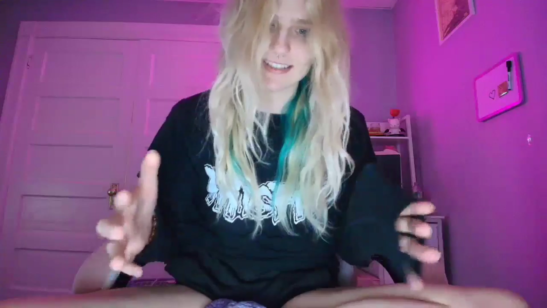 Gallery image thumbnail from DuckChan0's myfreecams stream on, 10/03/2025, 18:52 image 19 of 20