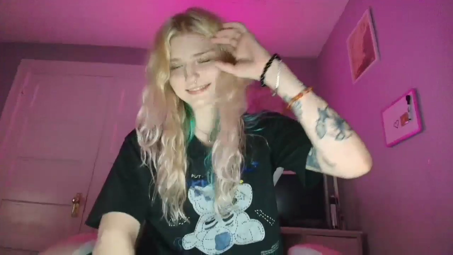 Gallery image thumbnail from DuckChan0's myfreecams stream on, 10/05/2025, 22:50 image 12 of 20