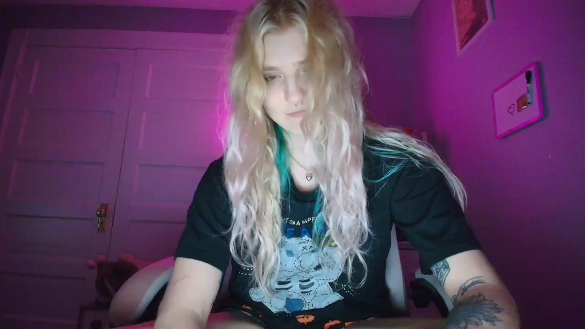 Gallery image thumbnail from DuckChan0's myfreecams stream on, 10/05/2025, 22:50 image 18 of 20