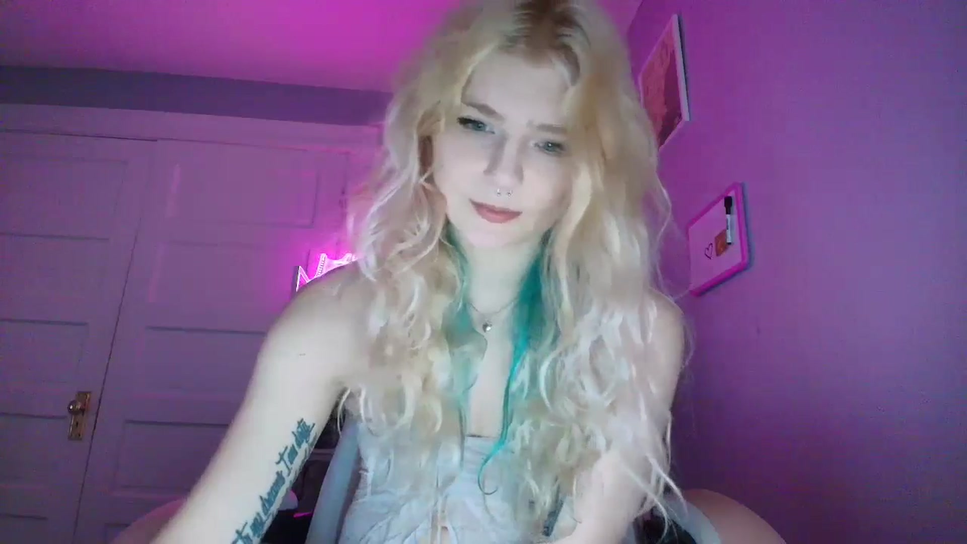 Gallery image thumbnail from DuckChan0's myfreecams stream on, 10/08/2025, 15:23 image 2 of 20