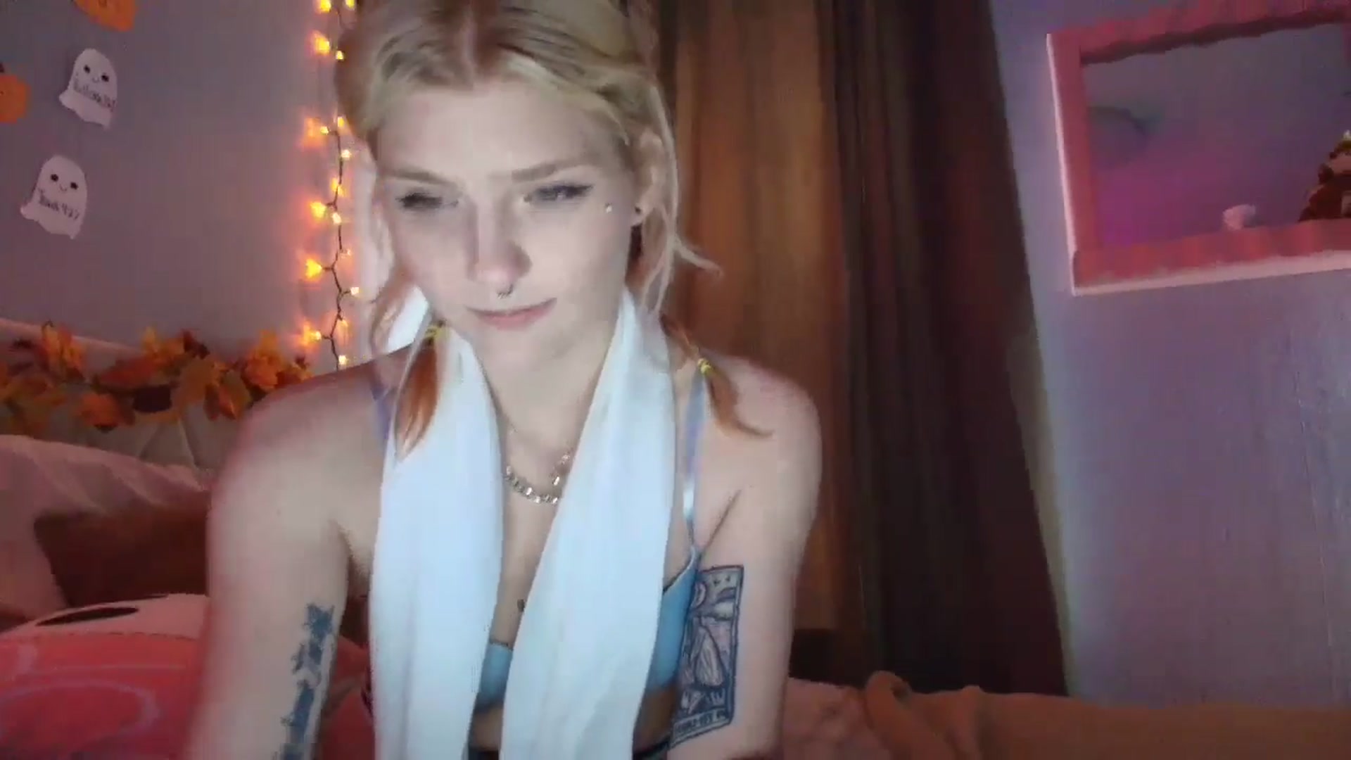 Gallery image thumbnail from DuckChan0's myfreecams stream on, 10/14/2025, 18:49 image 9 of 20