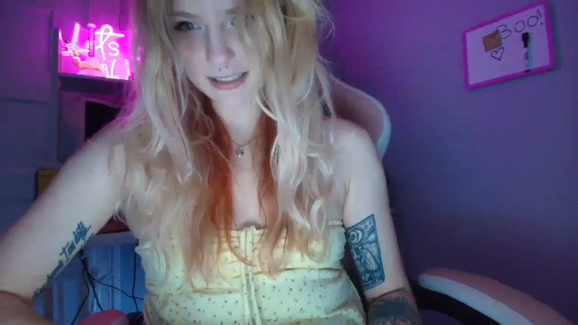 Gallery image thumbnail from DuckChan0's myfreecams stream on, 10/15/2025, 19:06 image 16 of 20