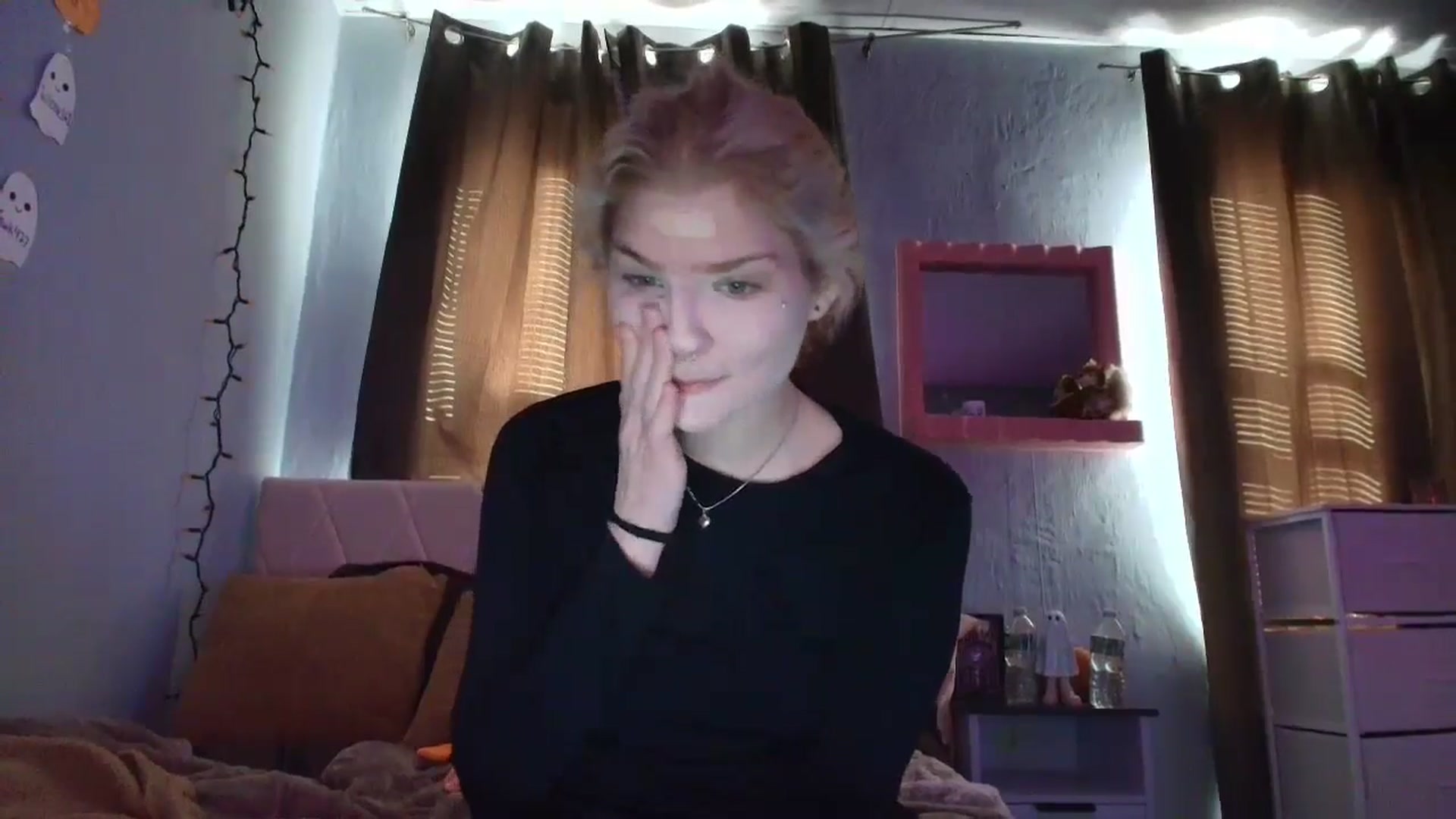 Gallery image thumbnail from DuckChan0's myfreecams stream on, 10/17/2025, 14:37 image 9 of 20
