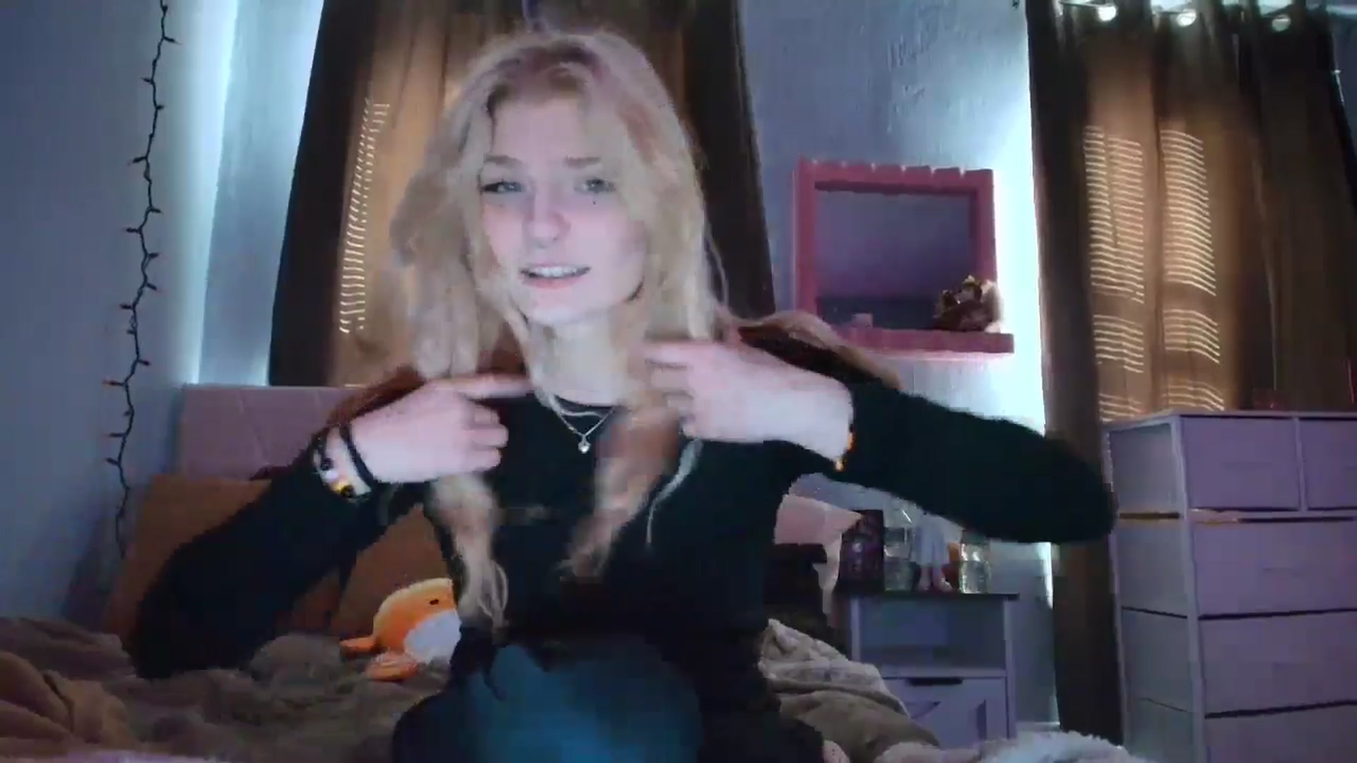 Gallery image thumbnail from DuckChan0's myfreecams stream on, 10/17/2025, 14:37 image 17 of 20