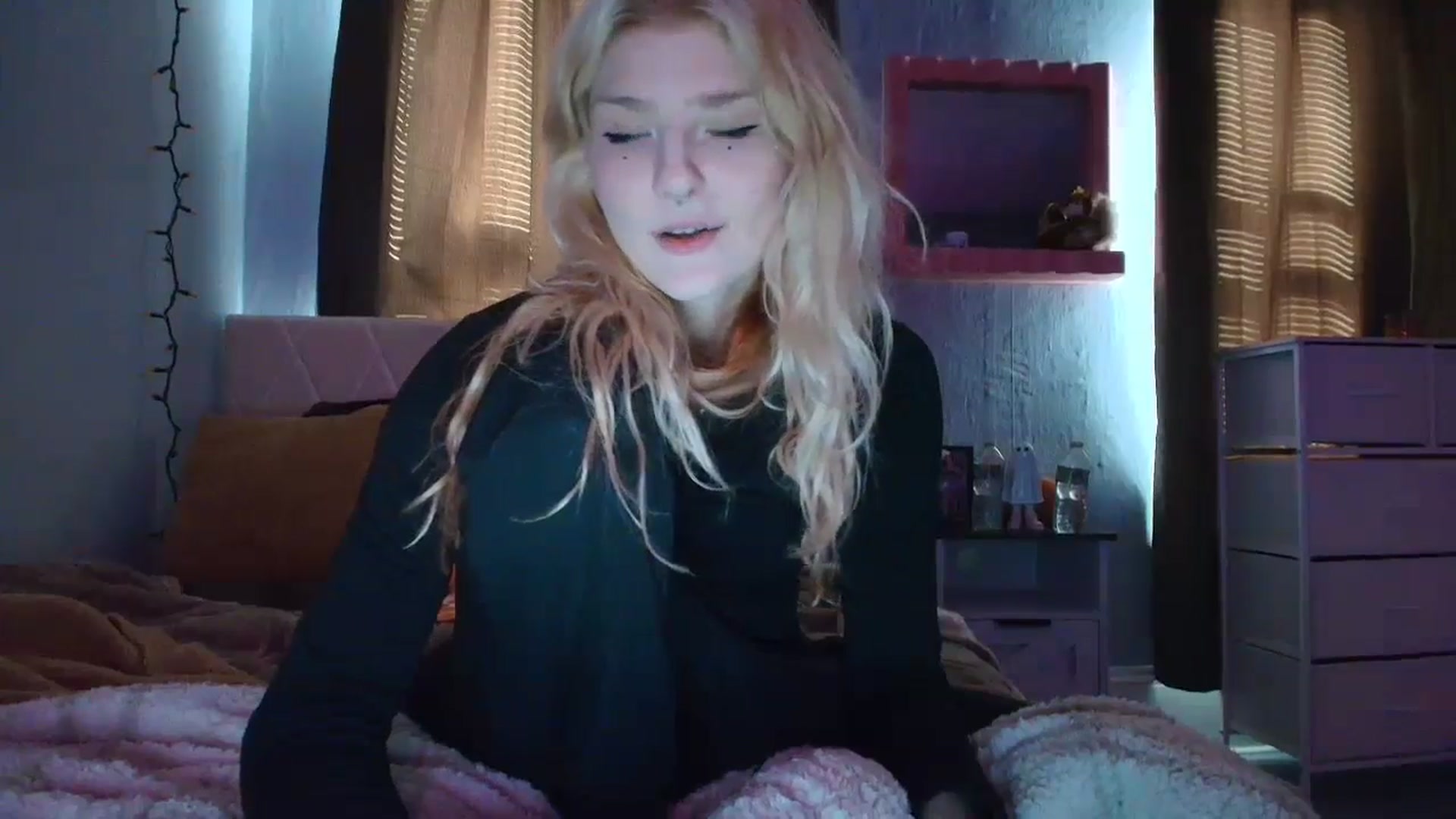 Gallery image thumbnail from DuckChan0's myfreecams stream on, 10/17/2025, 14:37 image 20 of 20