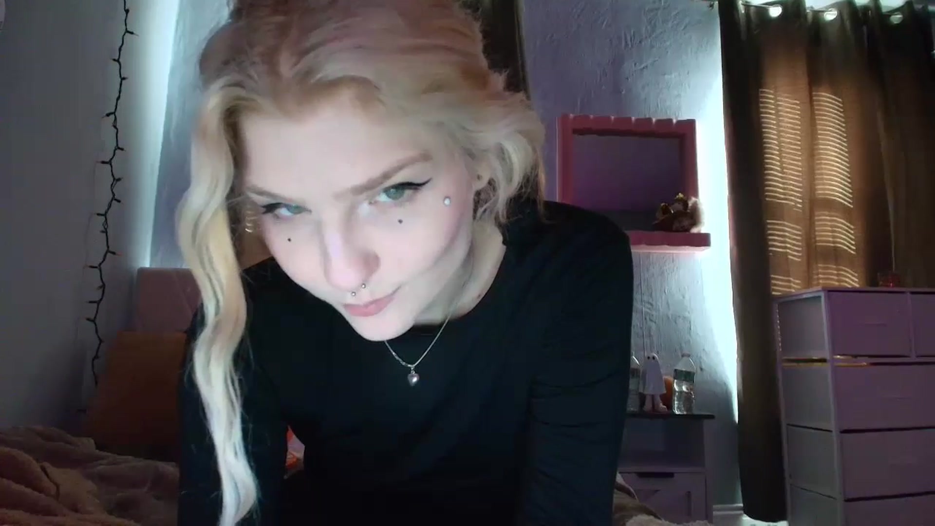 Gallery image thumbnail from DuckChan0's myfreecams stream on, 10/17/2025, 14:37 image 16 of 20