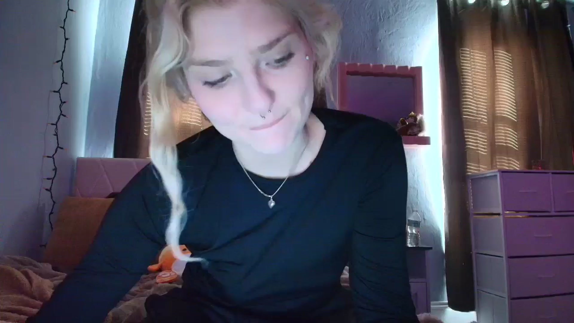 Gallery image thumbnail from DuckChan0's myfreecams stream on, 10/17/2025, 14:37 image 14 of 20