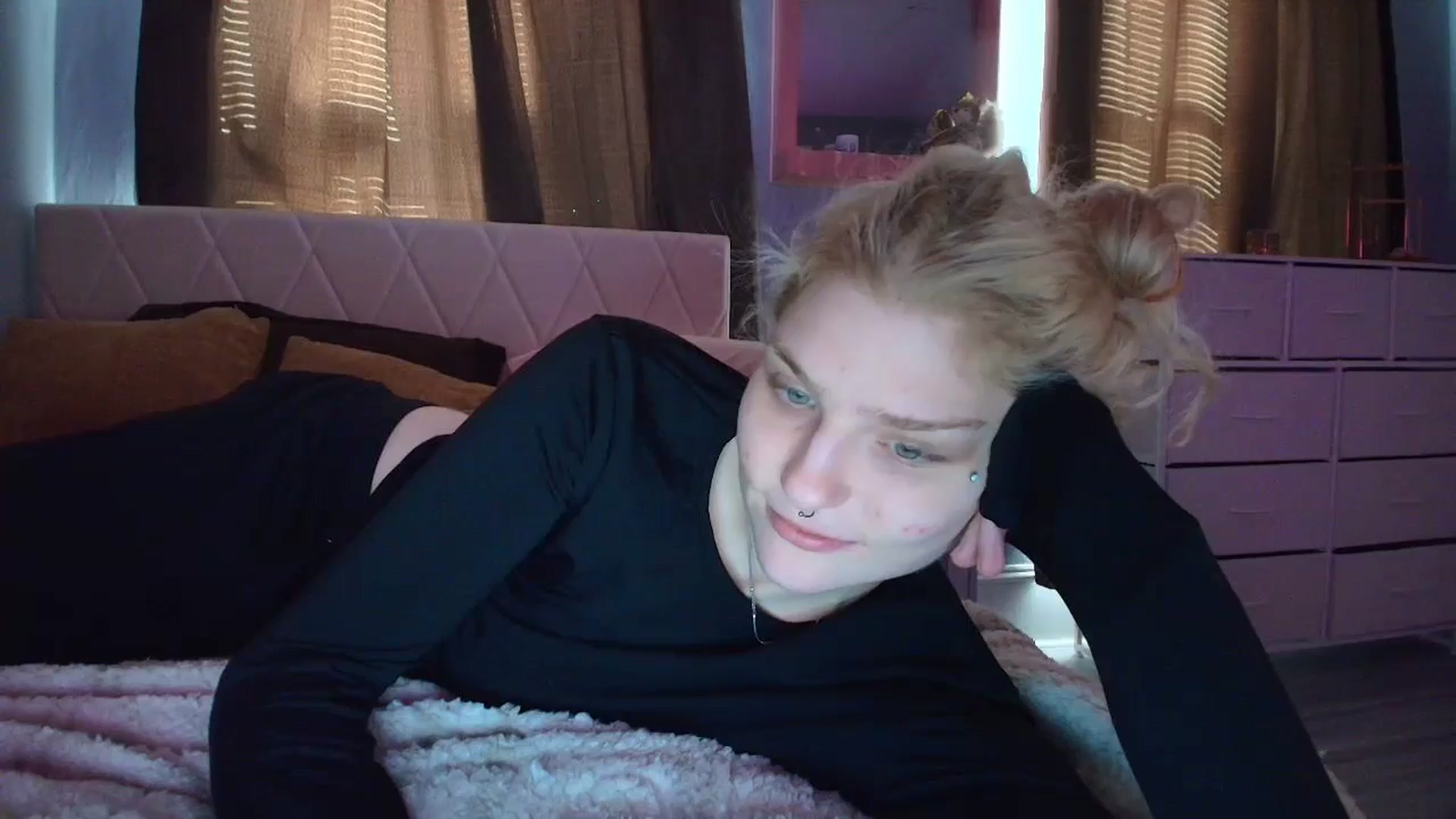 Gallery image thumbnail from DuckChan0's myfreecams stream on, 10/17/2025, 14:37 image 4 of 20