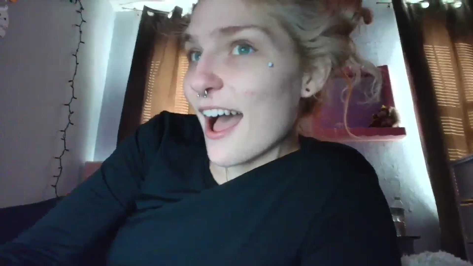 Gallery image thumbnail from DuckChan0's myfreecams stream on, 10/17/2025, 14:37 image 6 of 20