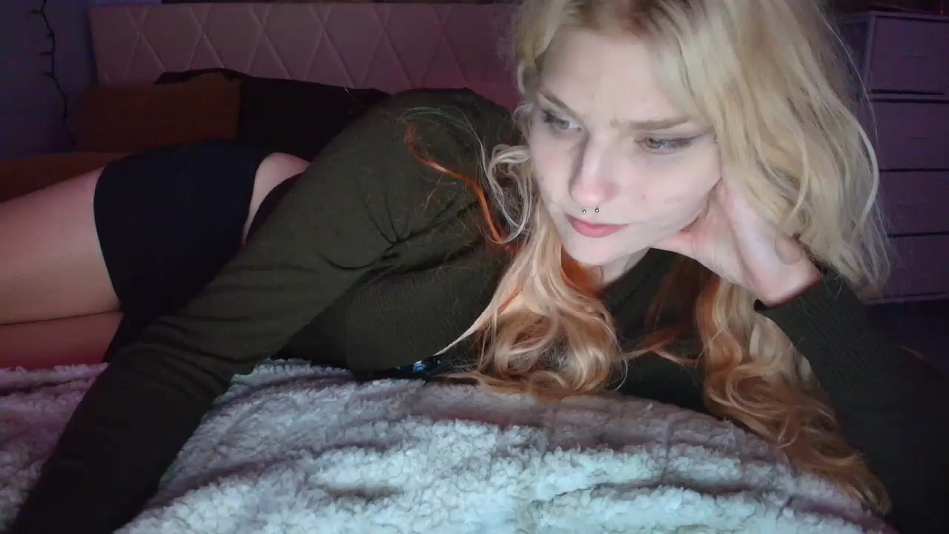 Gallery image thumbnail from DuckChan0's myfreecams stream on, 10/17/2025, 18:34 image 12 of 20