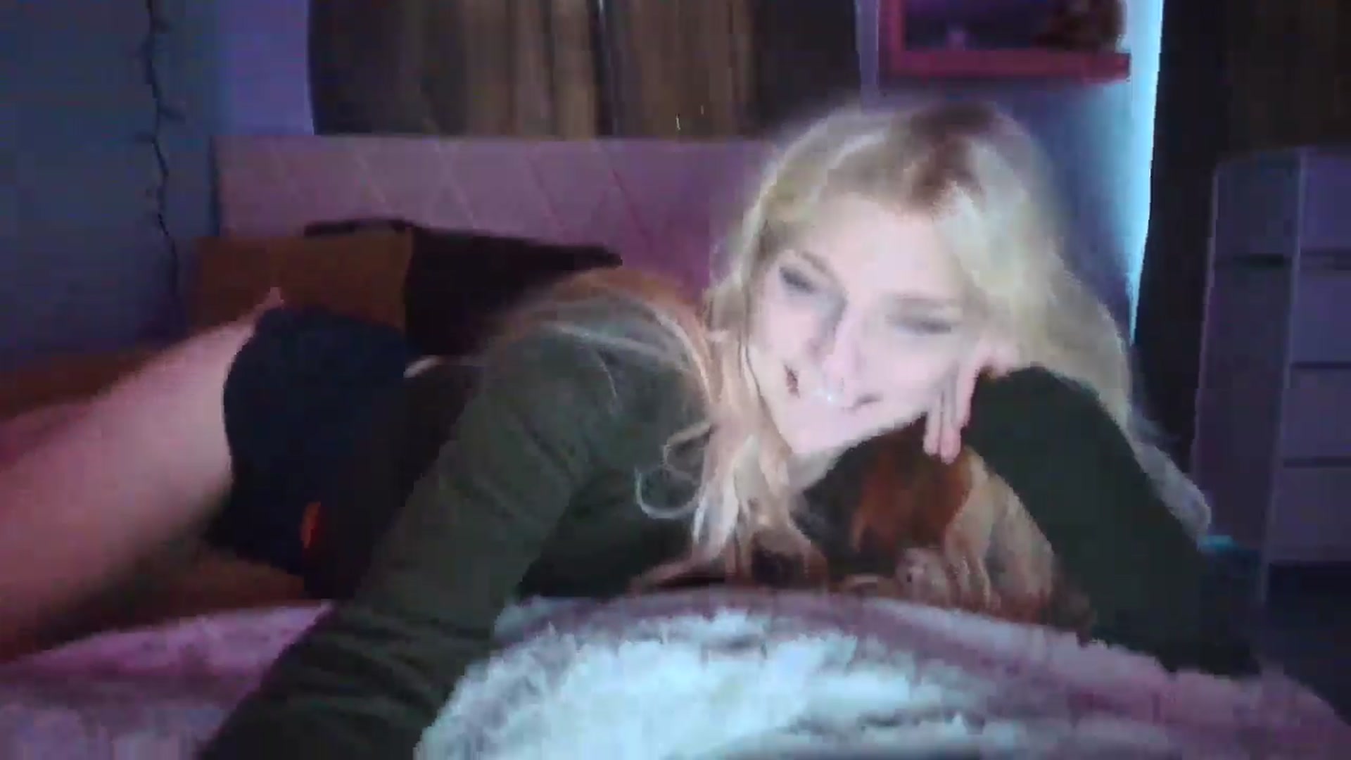 Gallery image thumbnail from DuckChan0's myfreecams stream on, 10/17/2025, 18:34 image 6 of 20