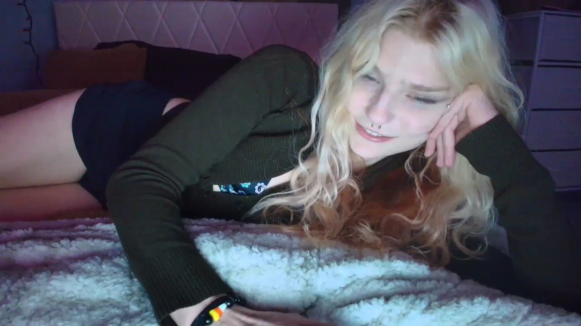 Gallery image thumbnail from DuckChan0's myfreecams stream on, 10/17/2025, 18:34 image 9 of 20