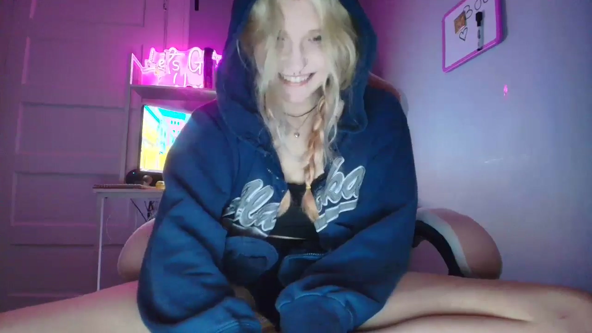 Gallery image thumbnail from DuckChan0's myfreecams stream on, 10/21/2025, 16:21 image 16 of 20