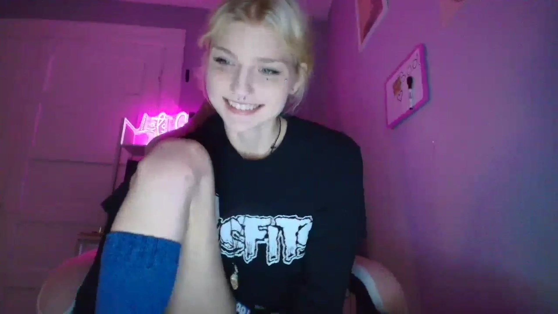 Gallery image thumbnail from DuckChan0's myfreecams stream on, 10/22/2025, 16:49 image 2 of 20