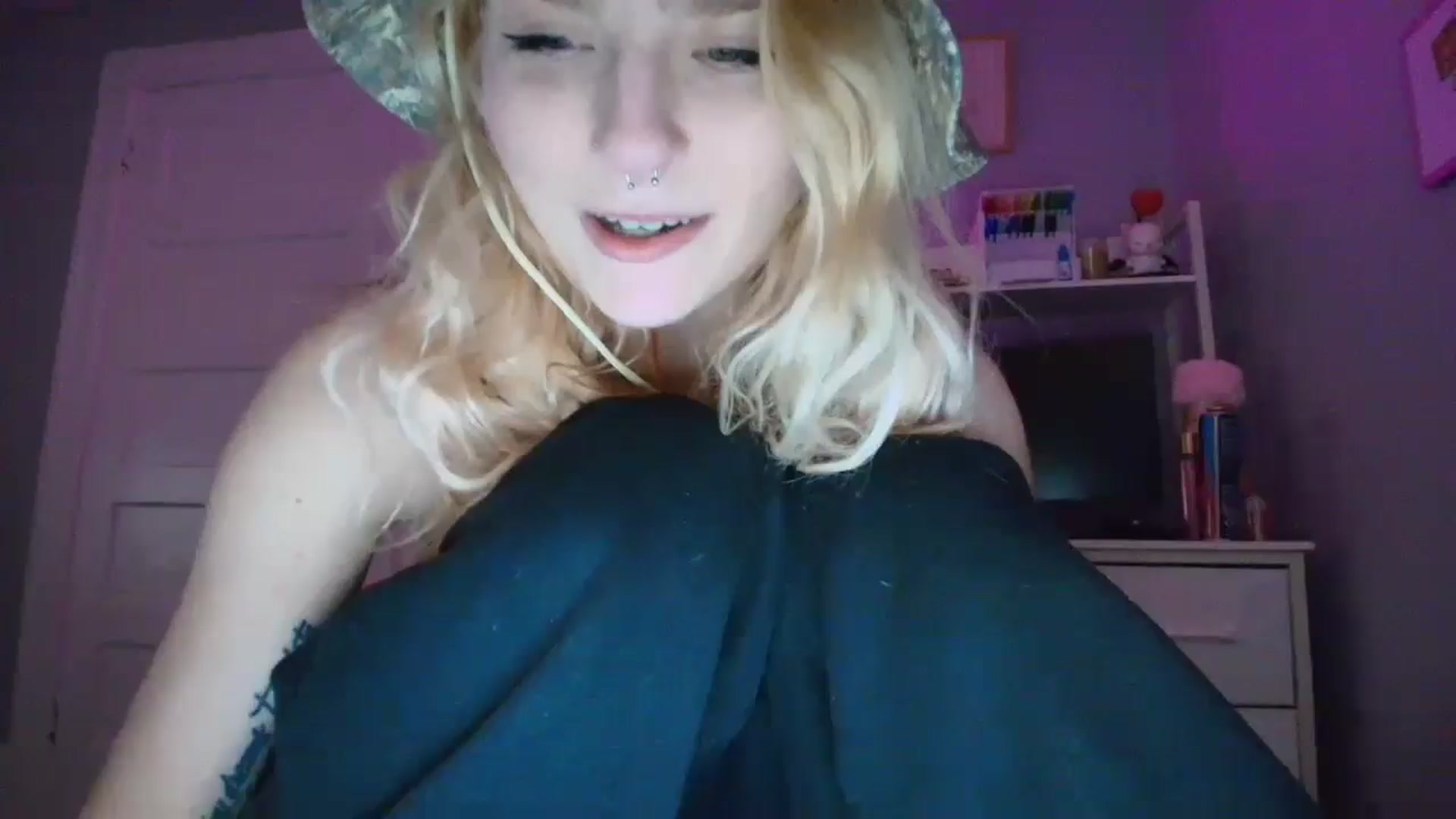 Gallery image thumbnail from DuckChan0's myfreecams stream on, 10/23/2025, 15:32 image 1 of 20