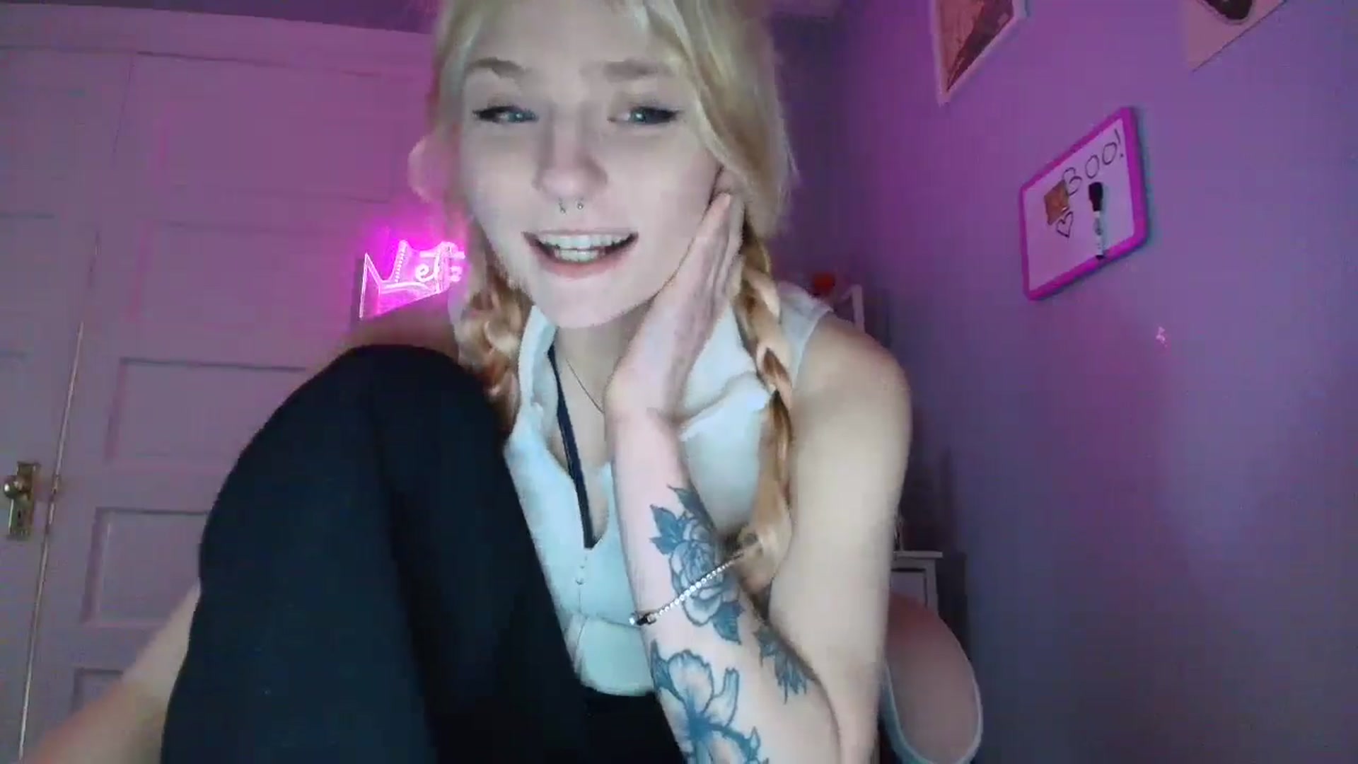 Gallery image thumbnail from DuckChan0's myfreecams stream on, 10/23/2025, 15:32 image 6 of 20