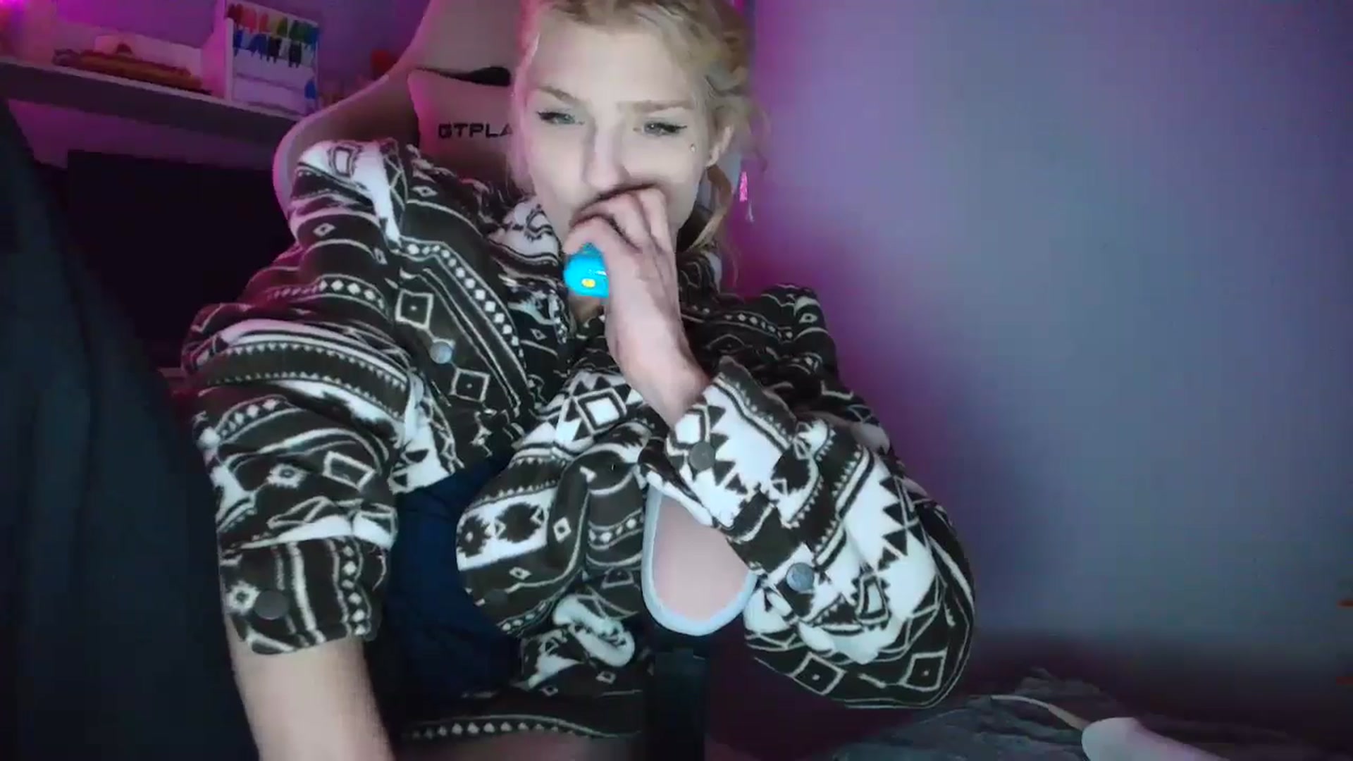Gallery image thumbnail from DuckChan0's myfreecams stream on, 10/23/2025, 15:46 image 13 of 20