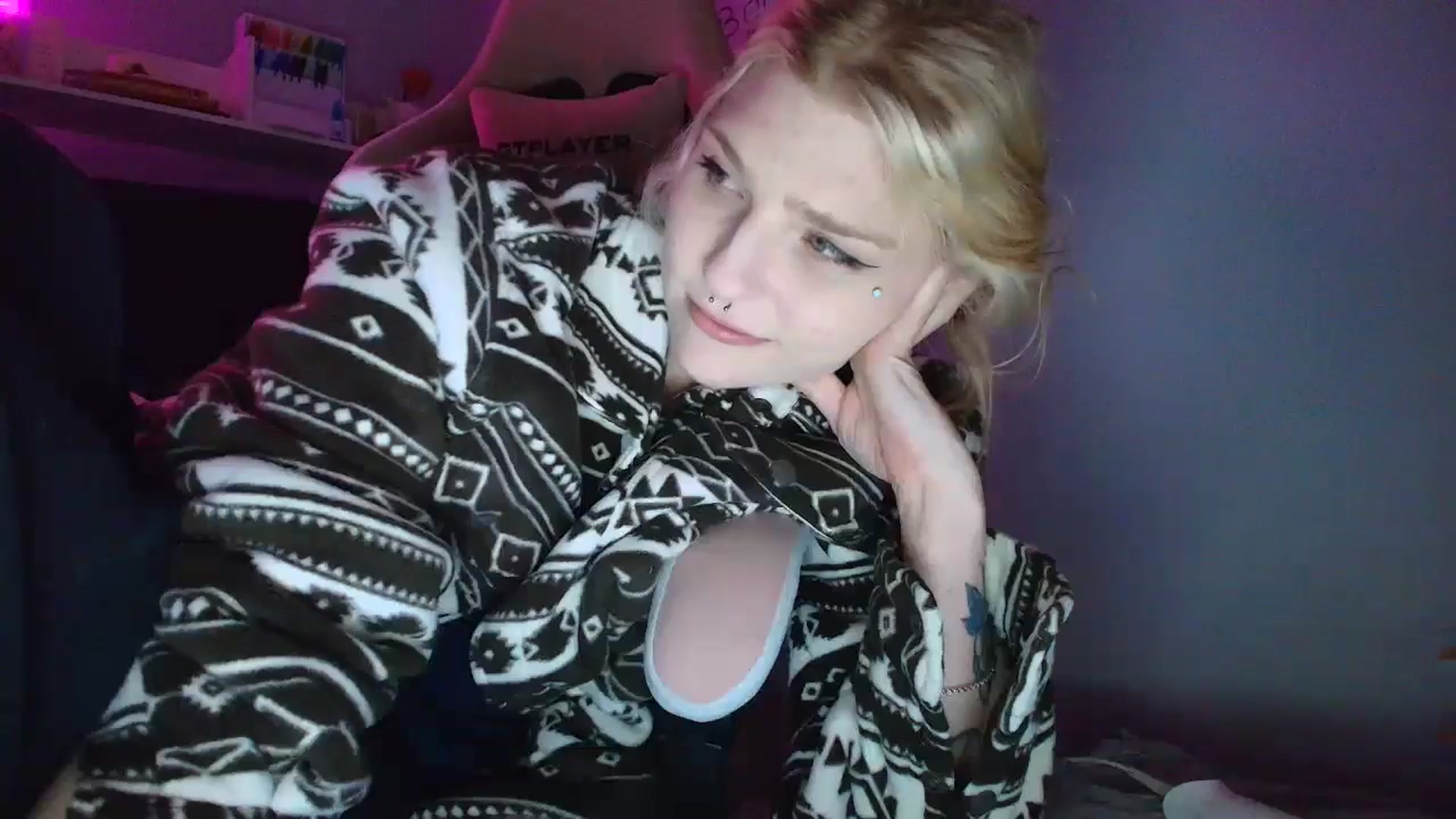 Gallery image thumbnail from DuckChan0's myfreecams stream on, 10/23/2025, 15:46 image 15 of 20