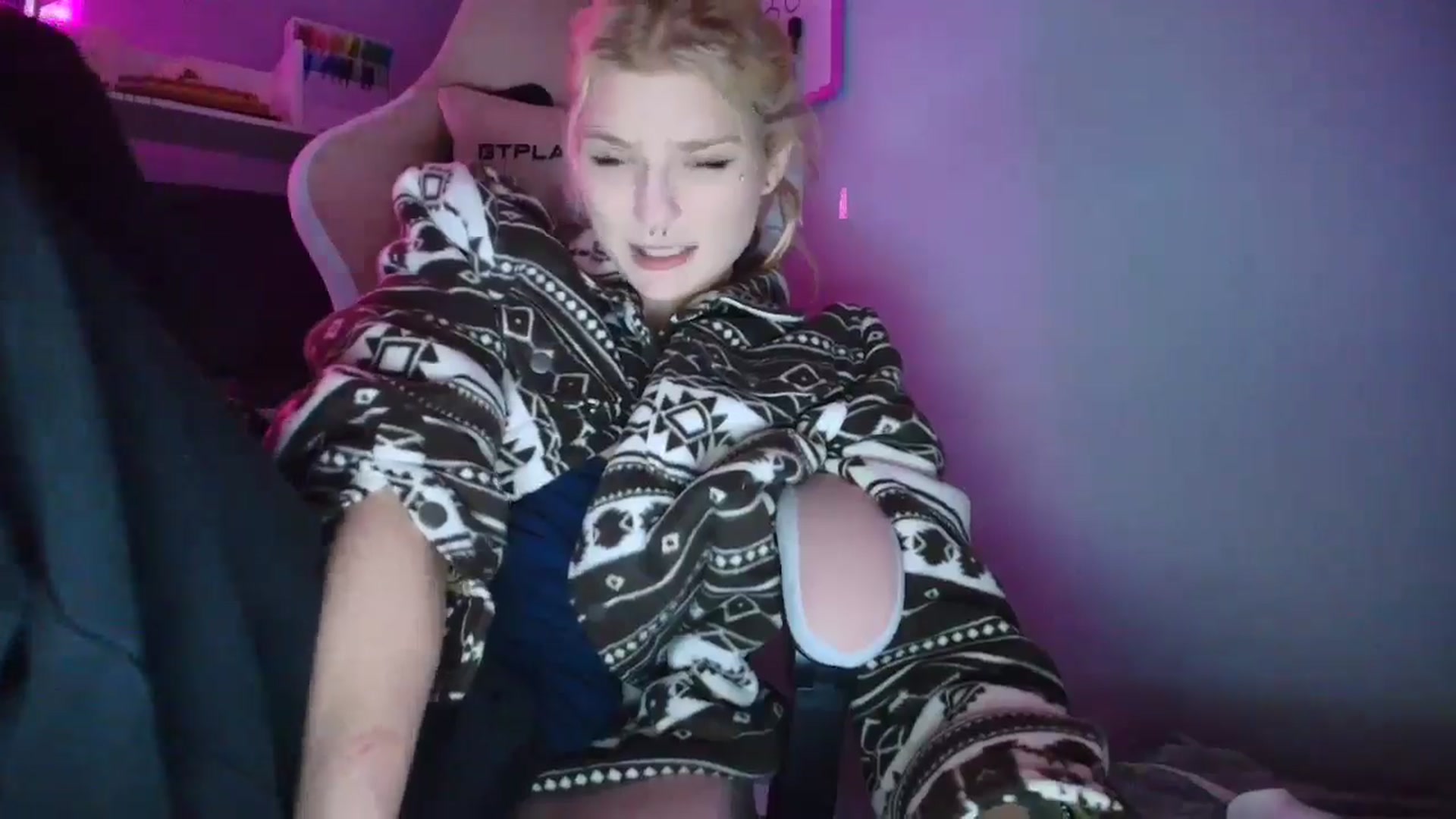 Gallery image thumbnail from DuckChan0's myfreecams stream on, 10/23/2025, 15:46 image 8 of 20