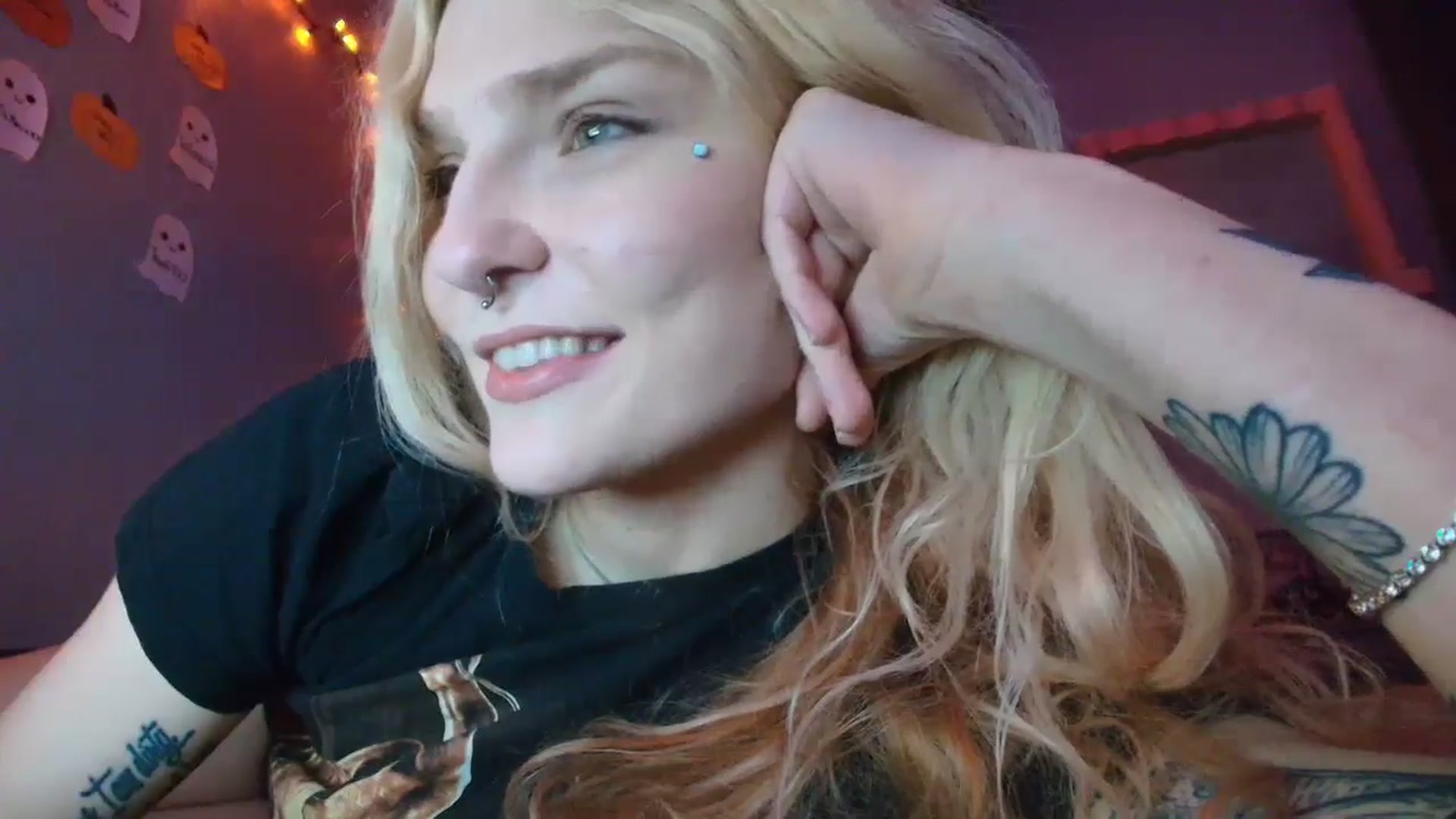 Gallery image thumbnail from DuckChan0's myfreecams stream on, 10/24/2025, 01:39 image 10 of 20
