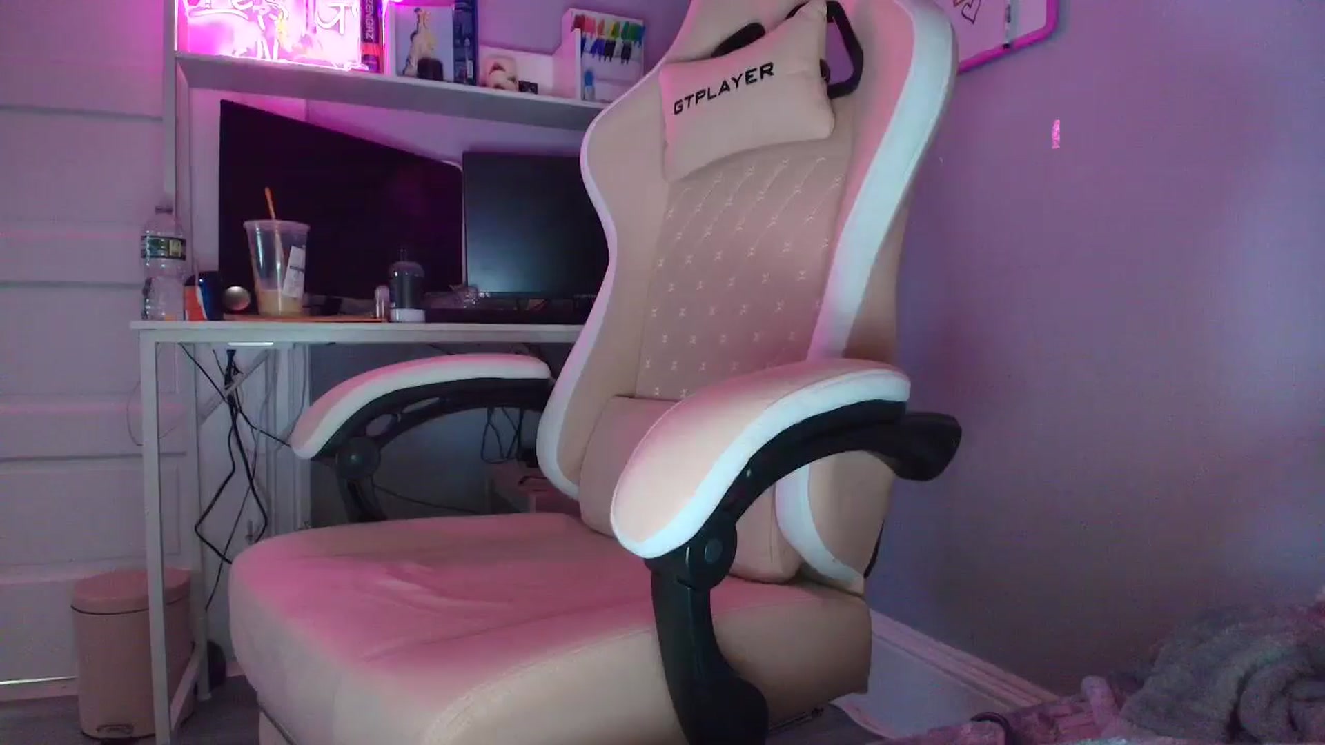 Gallery image thumbnail from DuckChan0's myfreecams stream on, 10/24/2025, 16:39 image 7 of 20
