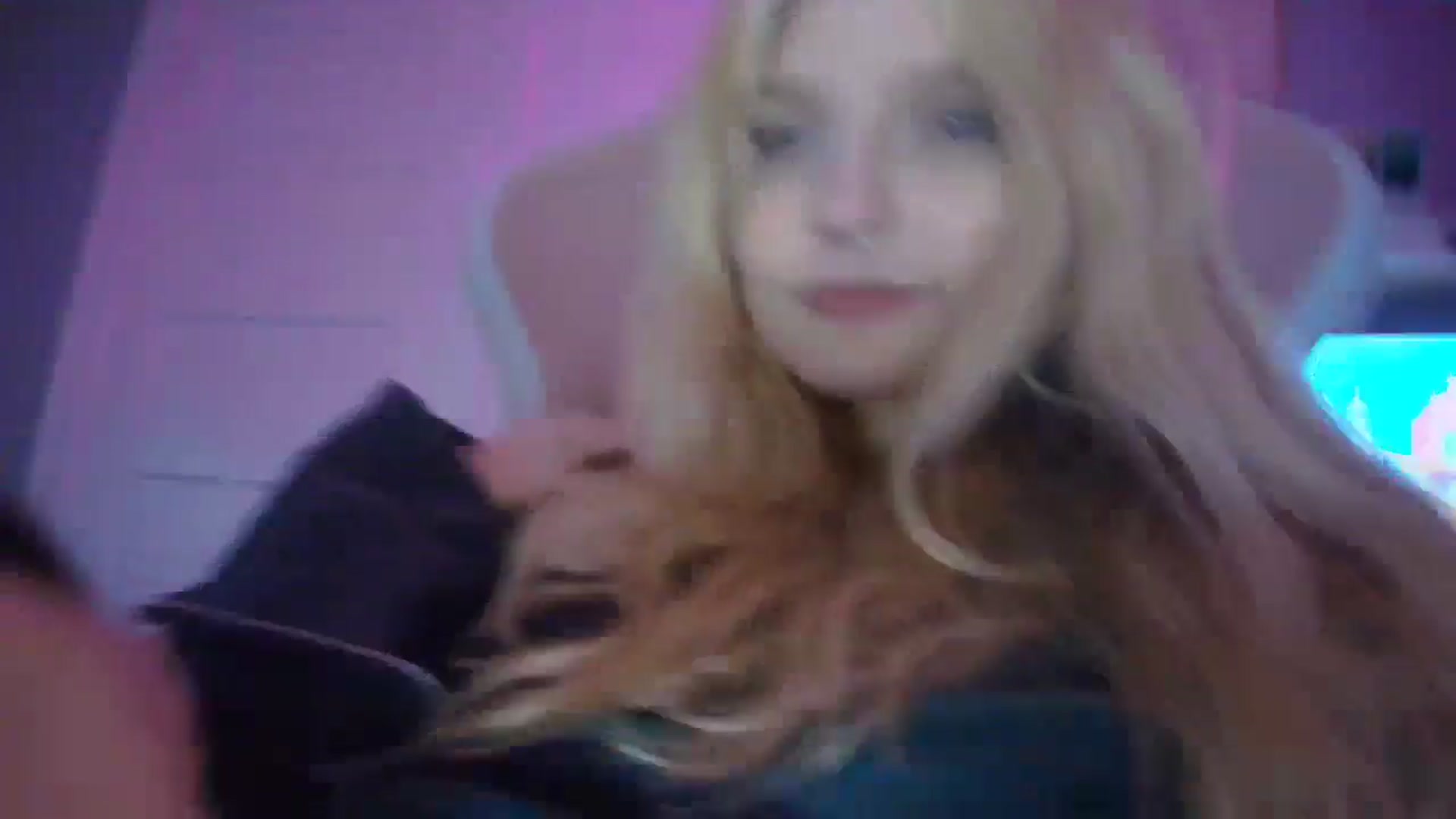 Gallery image thumbnail from DuckChan0's myfreecams stream on, 10/27/2025, 16:25 image 18 of 20