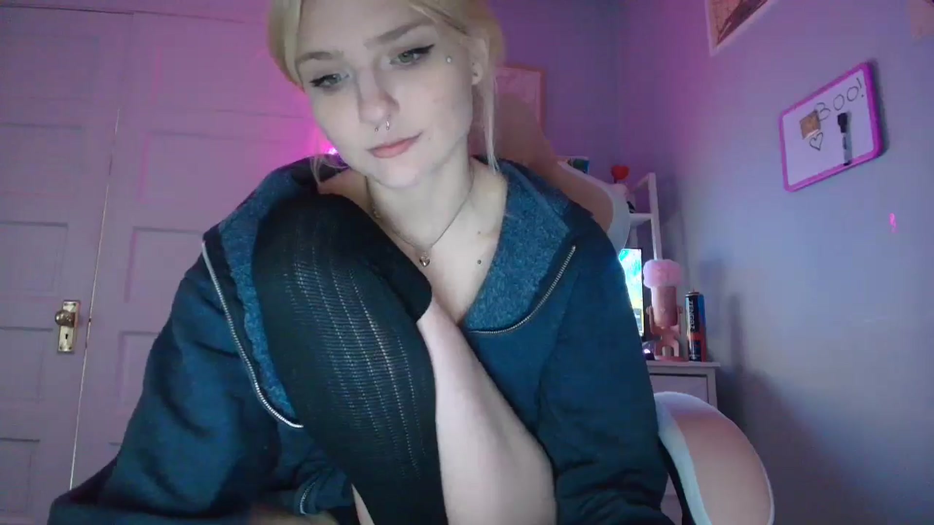 Gallery image thumbnail from DuckChan0's myfreecams stream on, 10/27/2025, 16:25 image 13 of 20