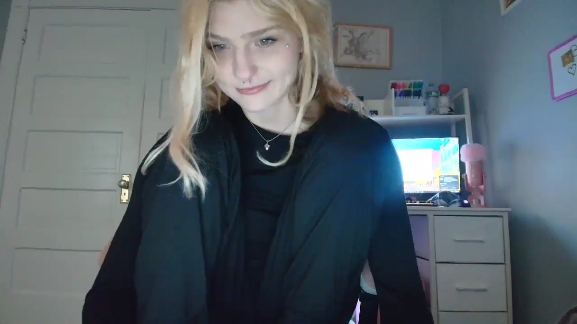 Gallery image thumbnail from DuckChan0's myfreecams stream on, 10/28/2025, 13:52 image 15 of 20