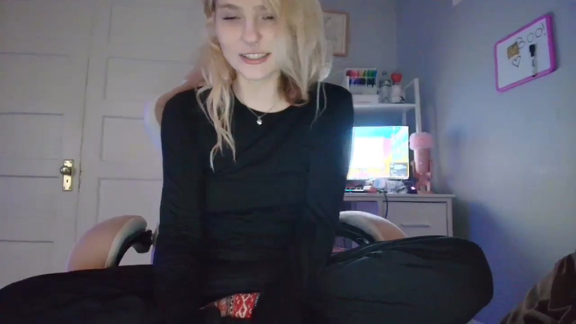 Gallery image thumbnail from DuckChan0's myfreecams stream on, 10/28/2025, 13:52 image 19 of 20