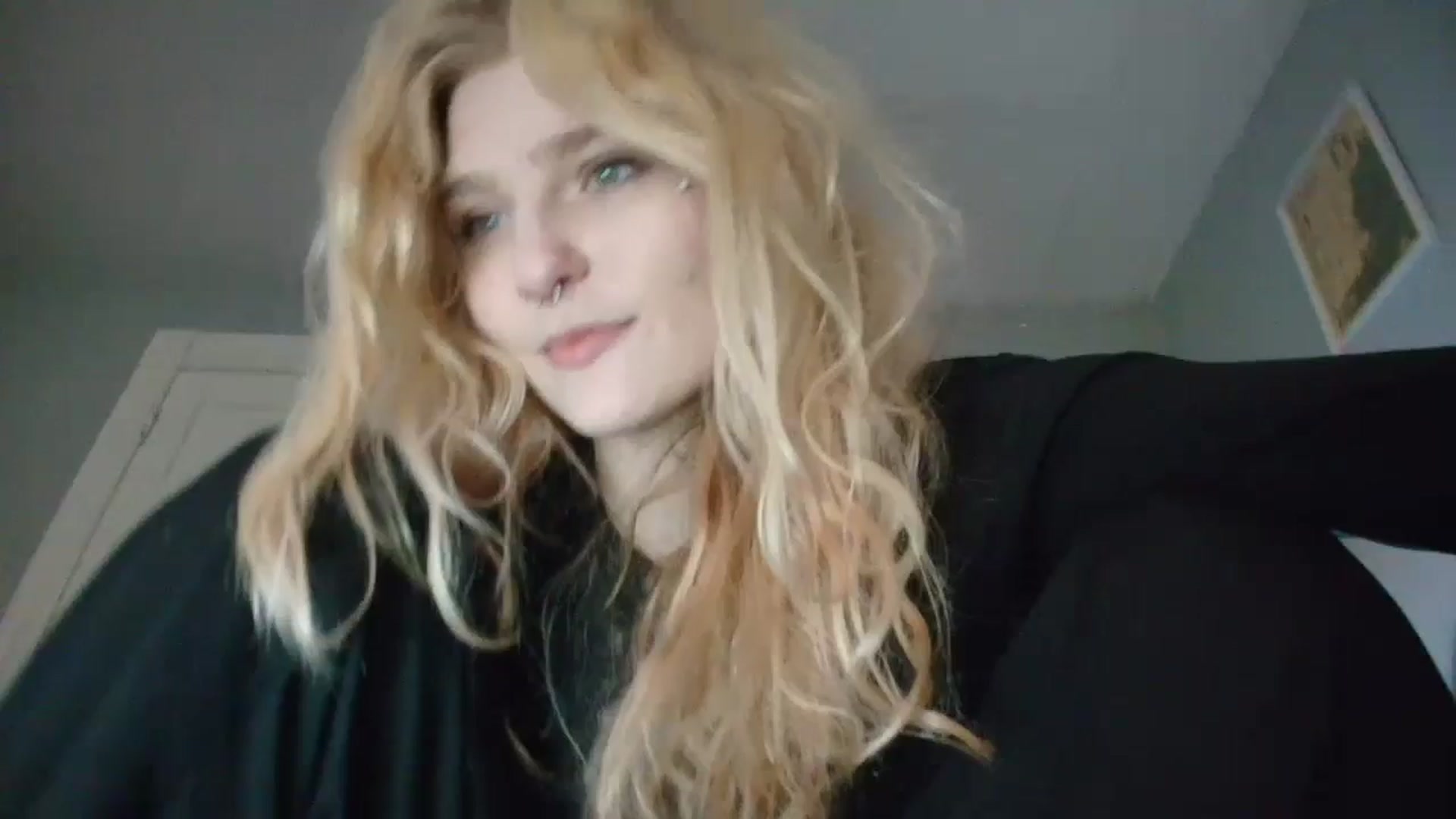 Gallery image thumbnail from DuckChan0's myfreecams stream on, 10/28/2025, 13:52 image 17 of 20