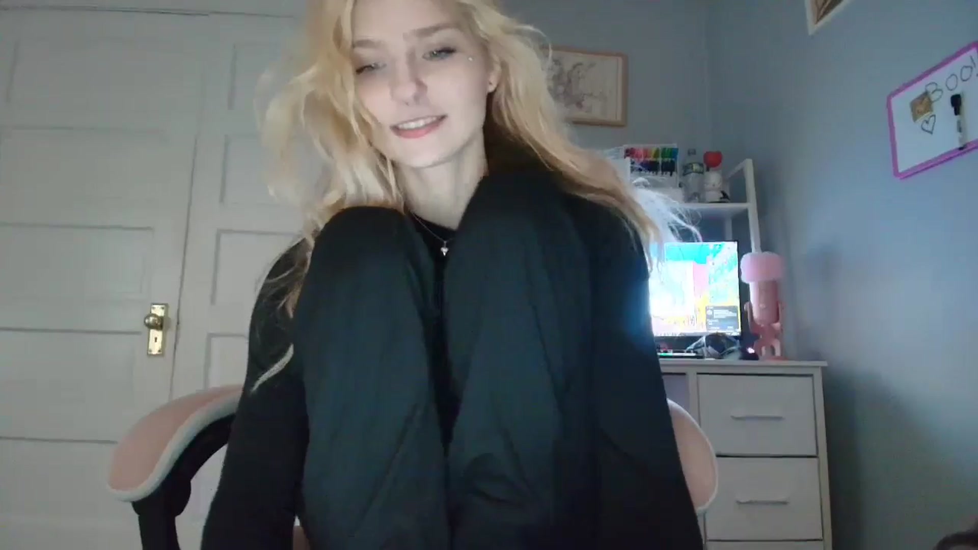 Gallery image thumbnail from DuckChan0's myfreecams stream on, 10/28/2025, 13:52 image 8 of 20