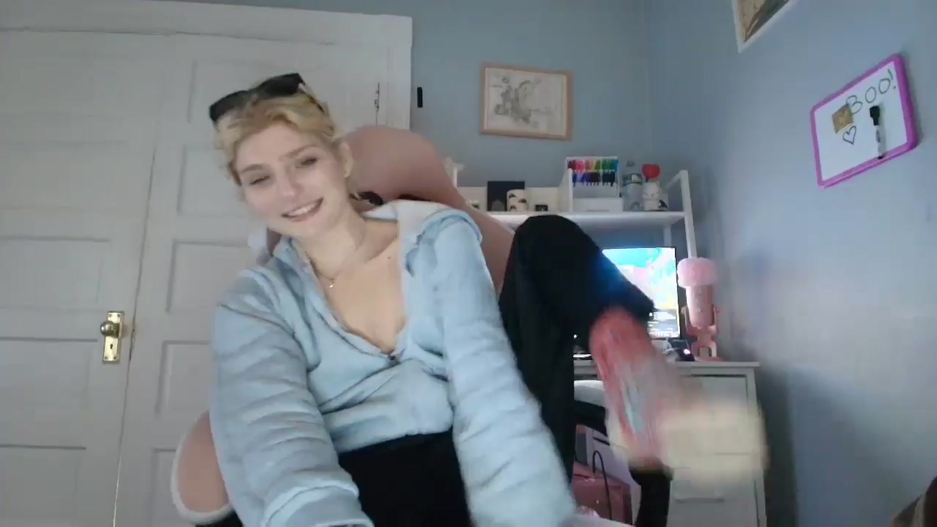 Gallery image thumbnail from DuckChan0's myfreecams stream on, 10/28/2025, 14:39 image 15 of 20