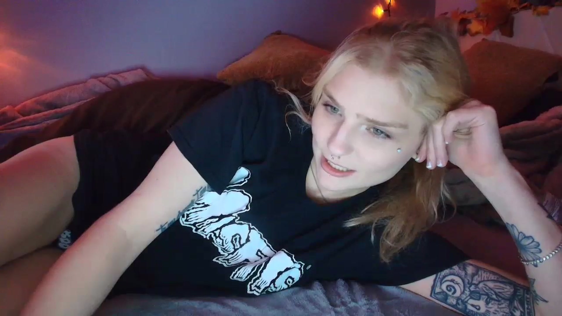 Gallery image thumbnail from DuckChan0's myfreecams stream on, 10/31/2025, 01:22 image 6 of 20
