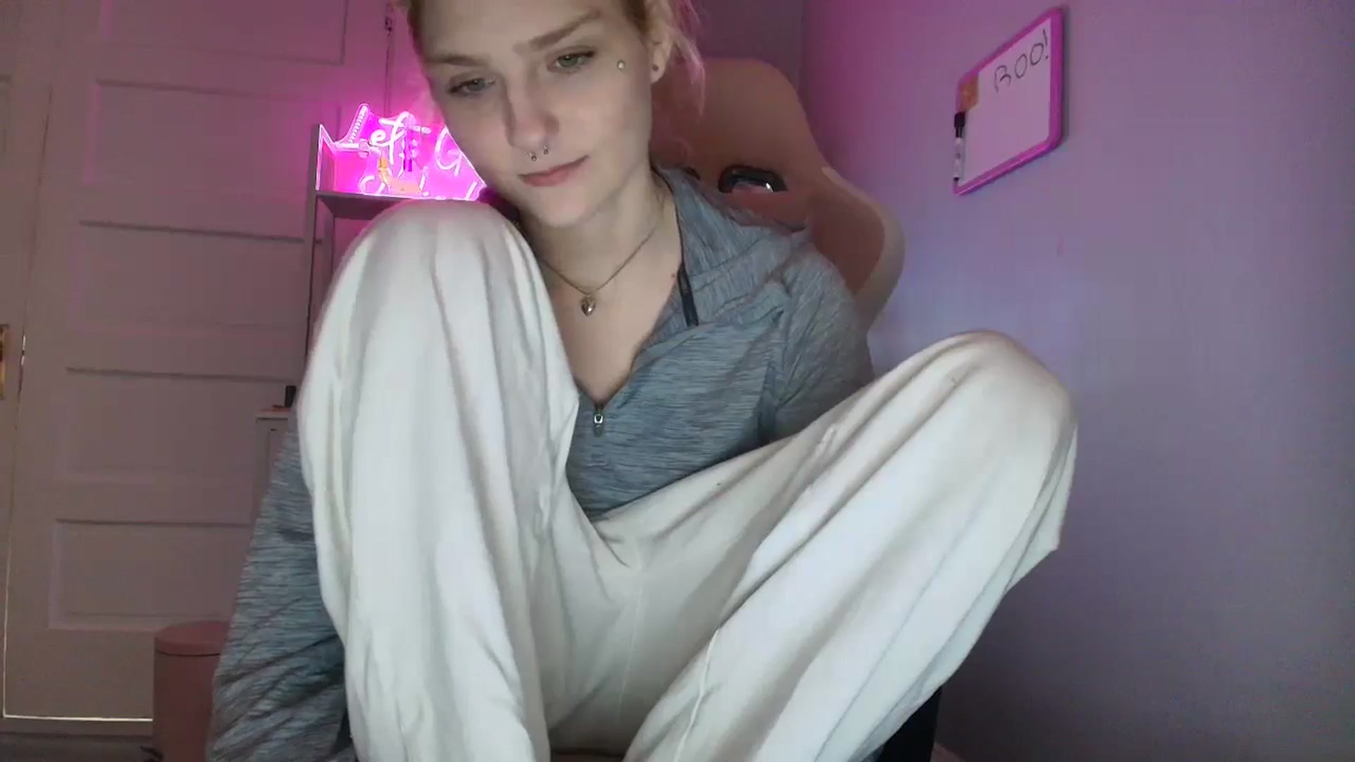Gallery image thumbnail from DuckChan0's myfreecams stream on, 10/31/2025, 15:08 image 17 of 20